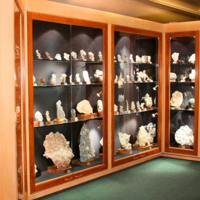 The Deccan Plateau Gallery is a well designed walk through Gallery with over 1000 Mineral & Zeolite Specimens